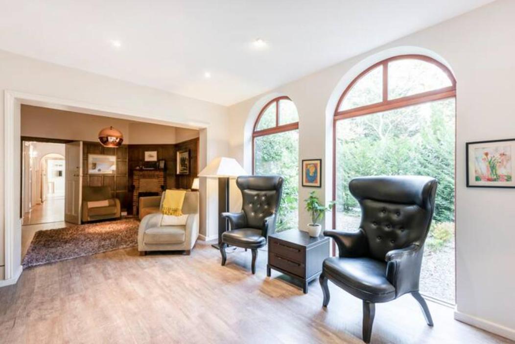 Villa Coach House à Woking Extérieur photo