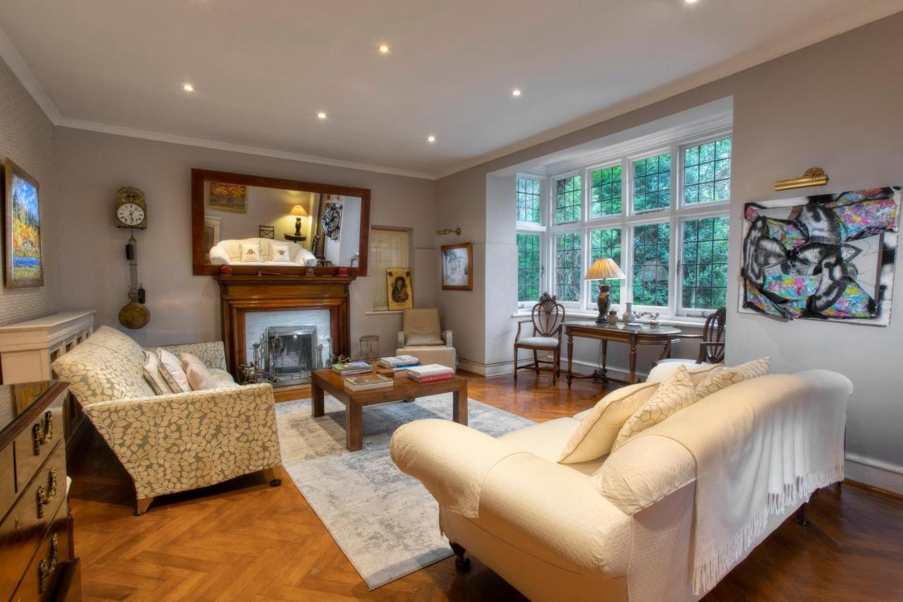 Villa Coach House à Woking Extérieur photo