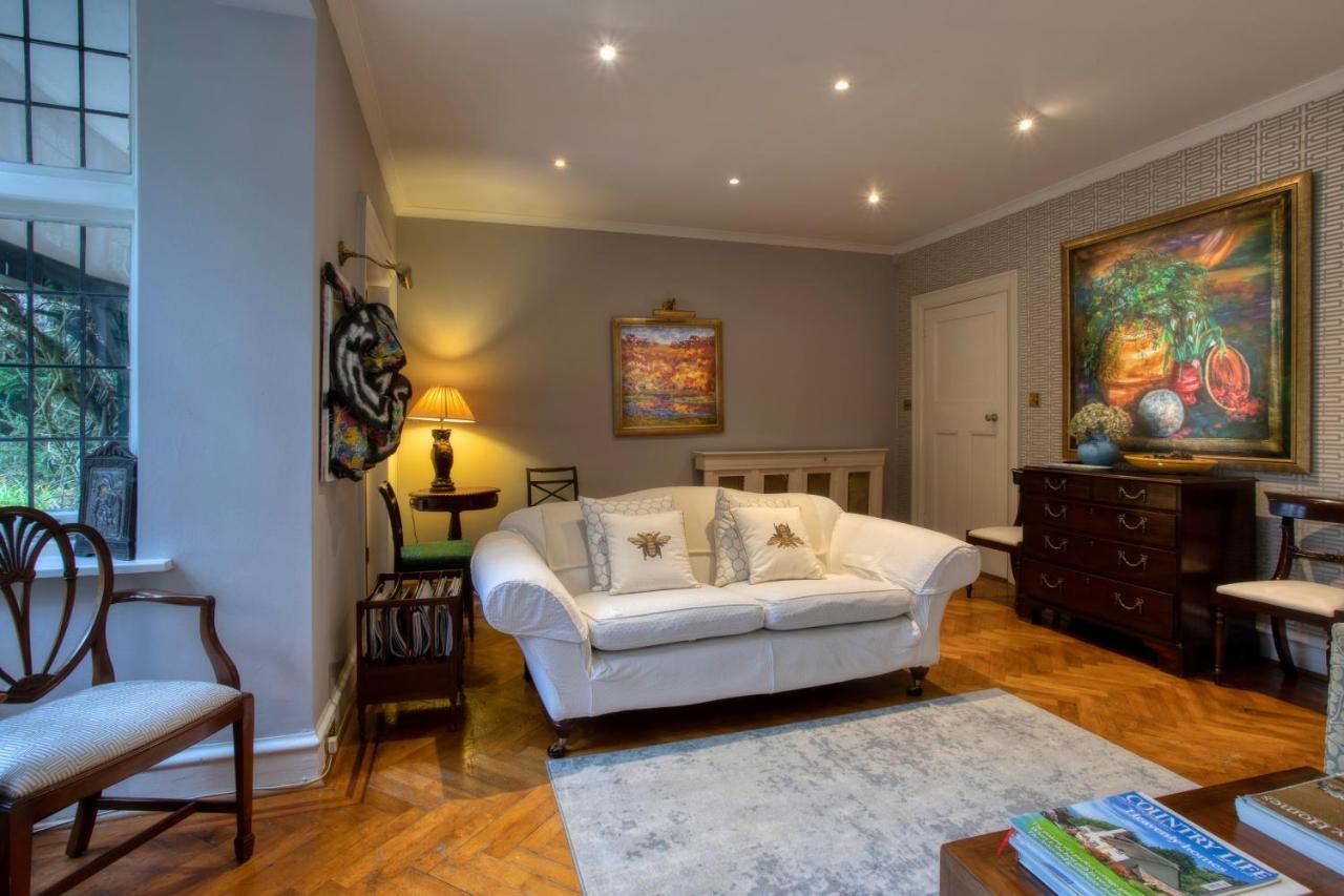 Villa Coach House à Woking Extérieur photo